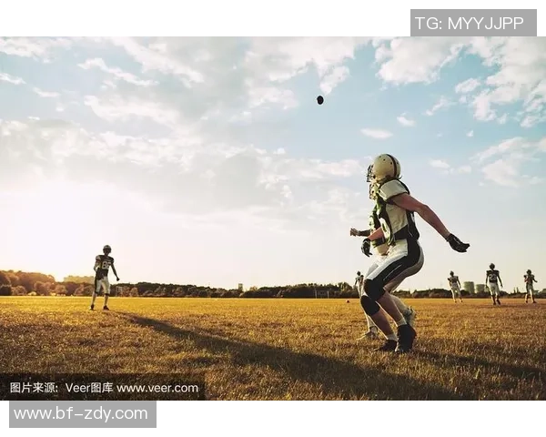 足球明星在户外进行跑步训练提升体能与技巧的完美结合